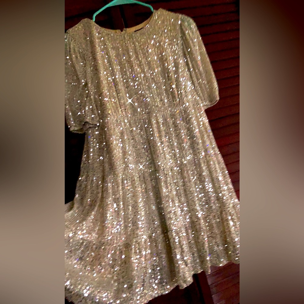 Three tier sequin dress. S-XXS, cream in color. Mint condition.